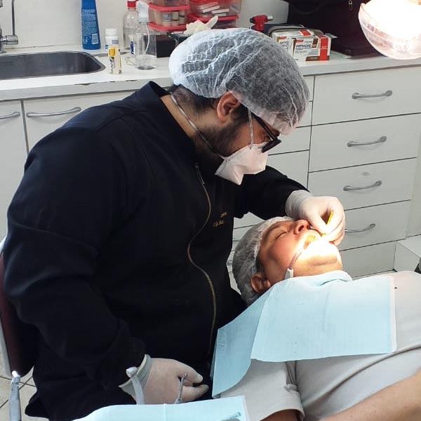 Clínica odontológica na Avenida Meriti na Penha